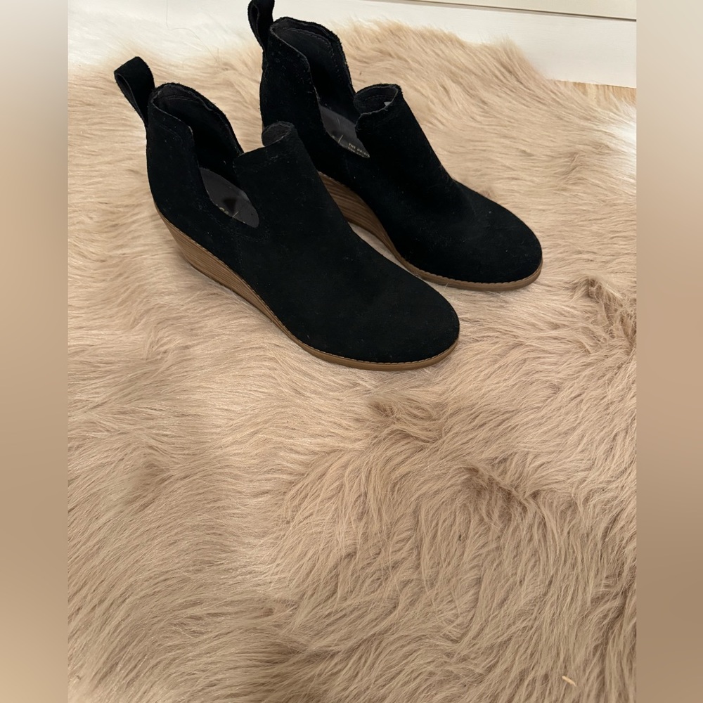 Tom’s wedge black suede